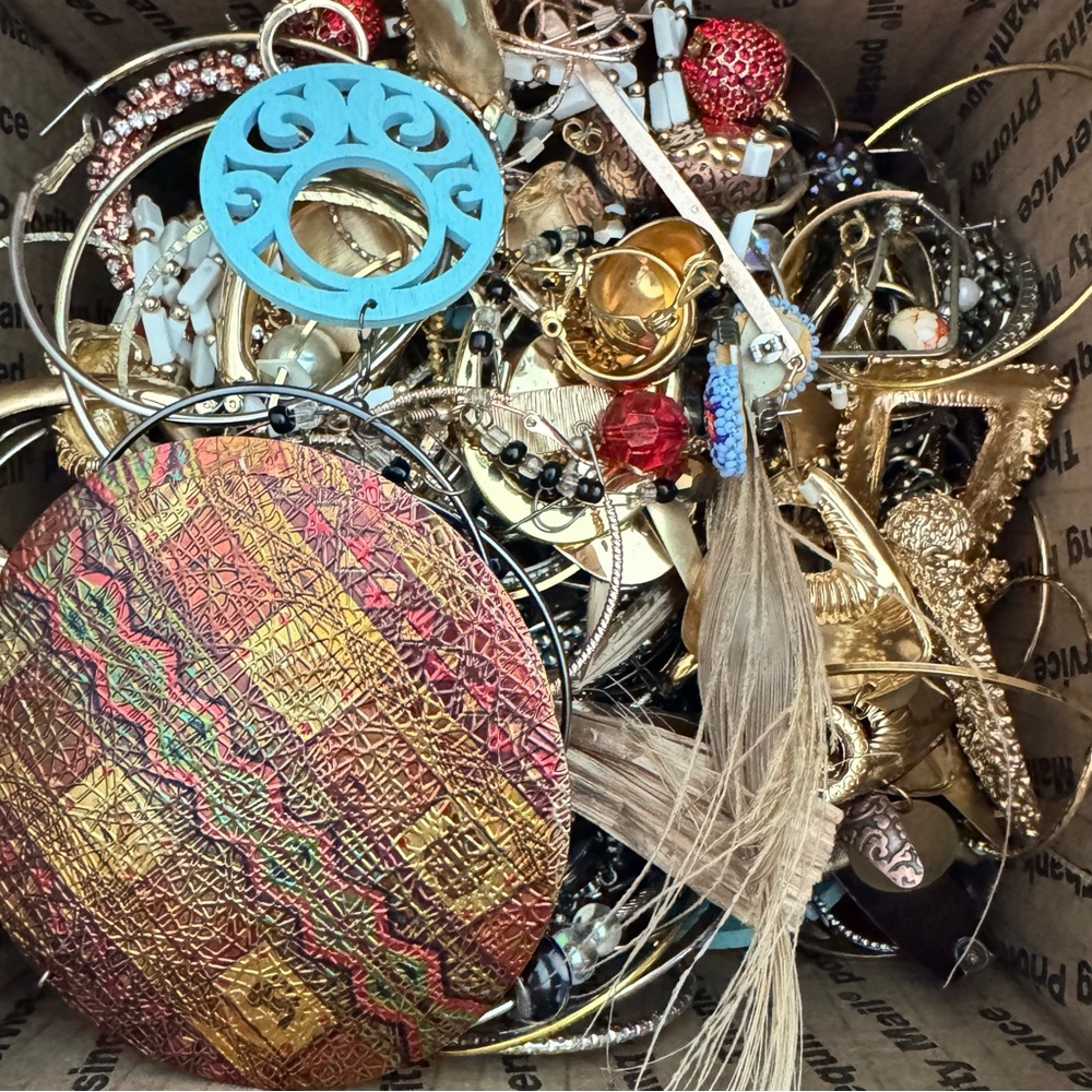 5 lb Earring Lot Mixed Craft Junk Wearable Bulk Upcycle Harvest Repurpose Resell - Picture 7 of 12